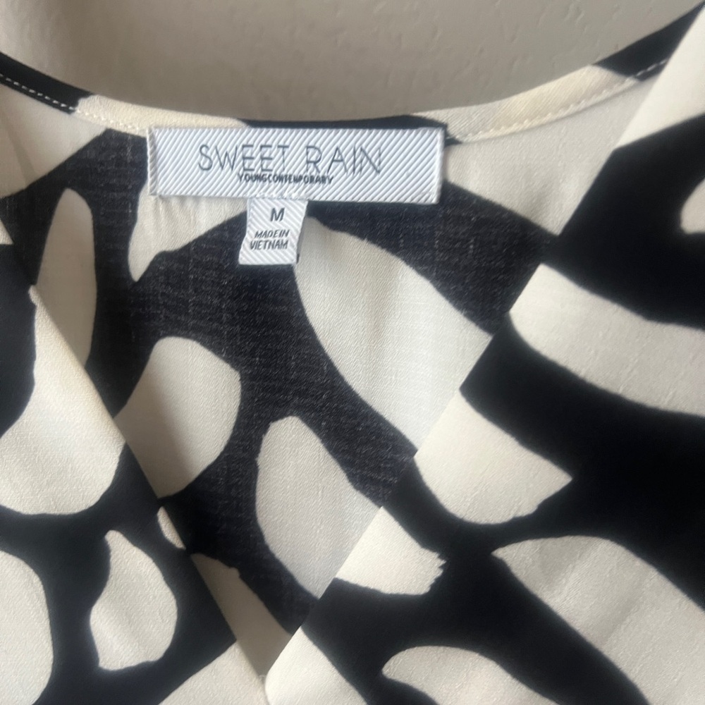 SWEET RAIN NWOT - Black and White Women's Top - Picture 3 of 4